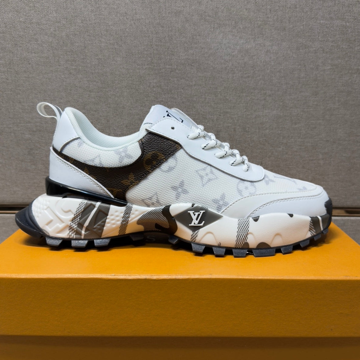 Men's casual sneakers