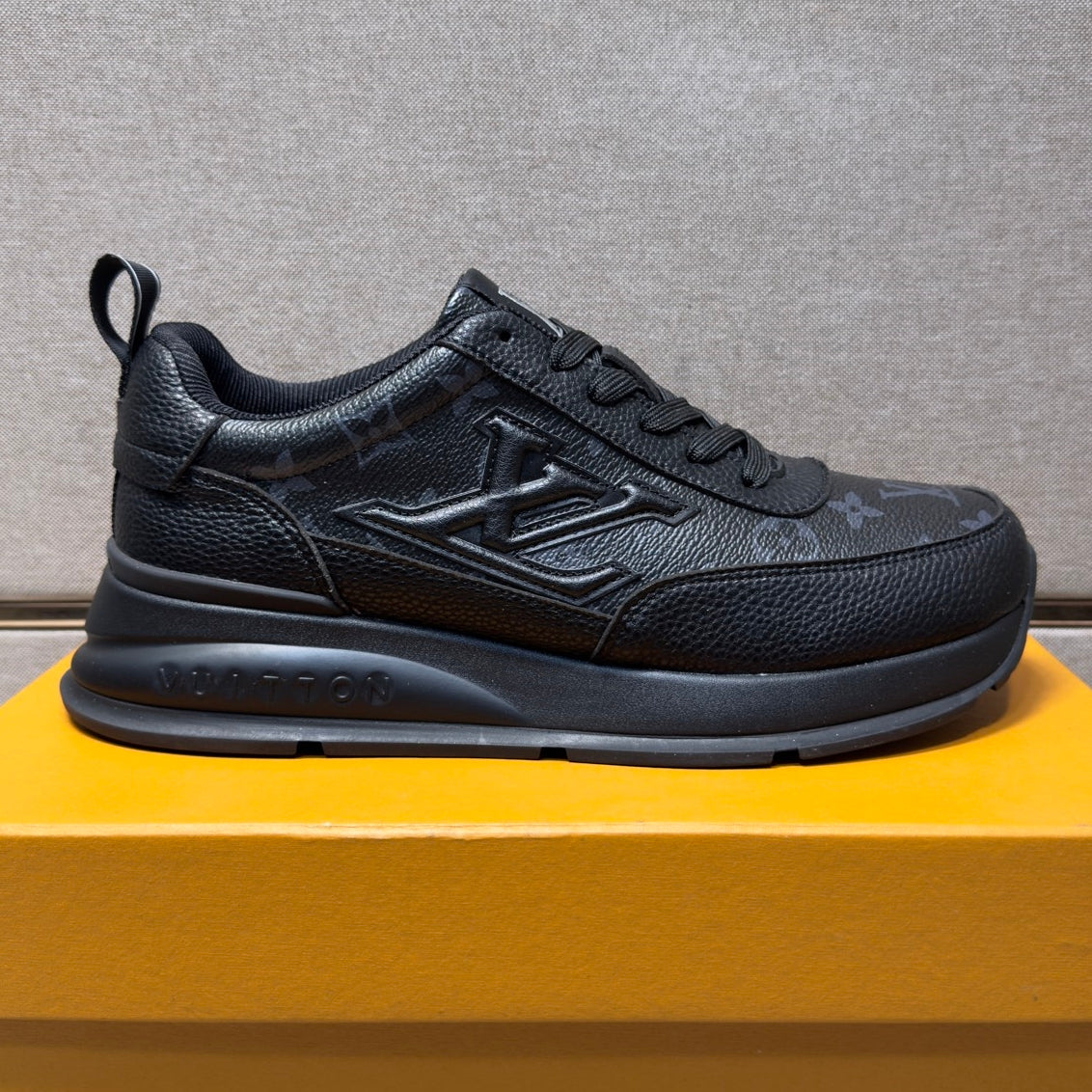 Men's casual sneakers