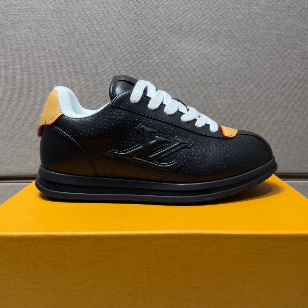 Men's casual sneakers