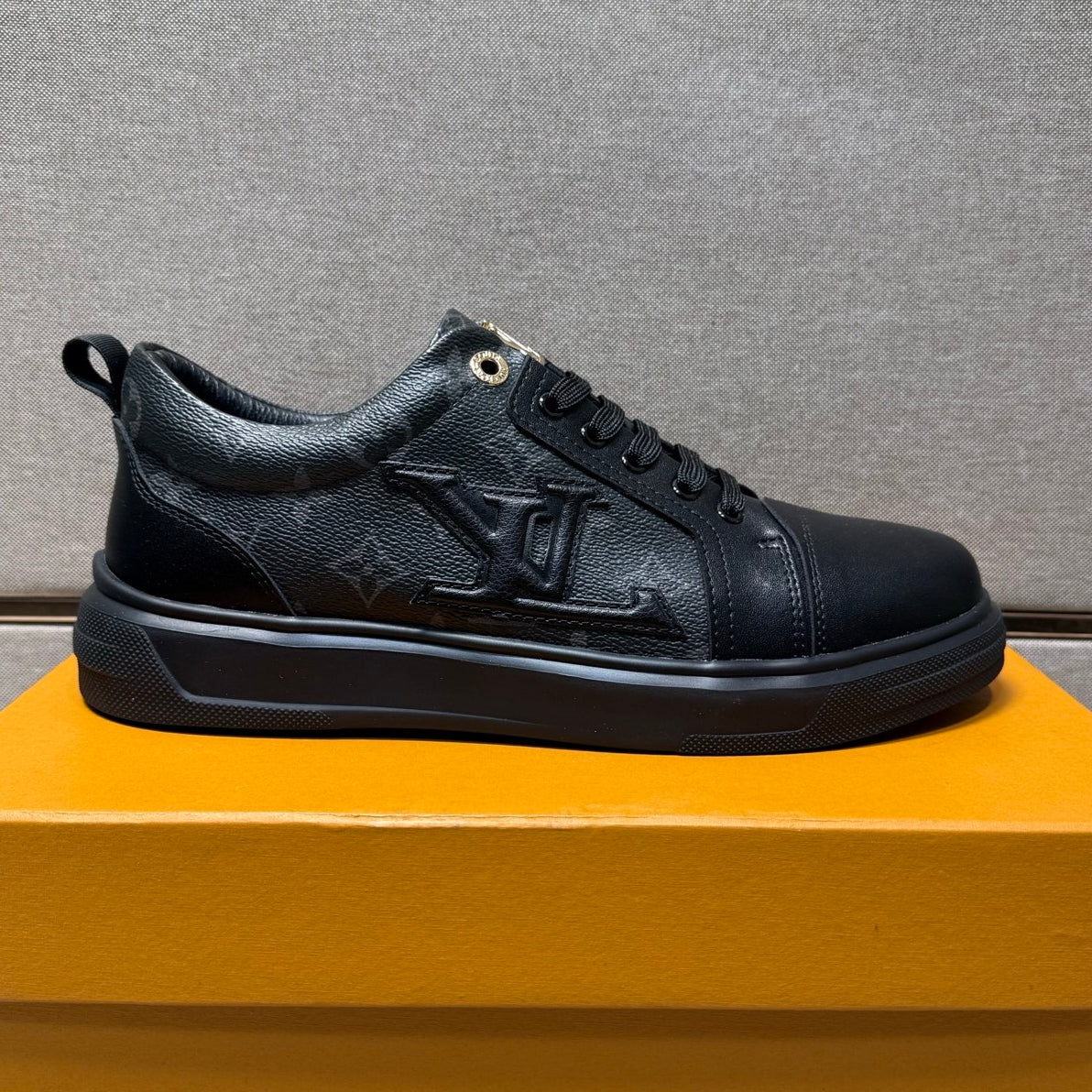 Men's casual sneakers