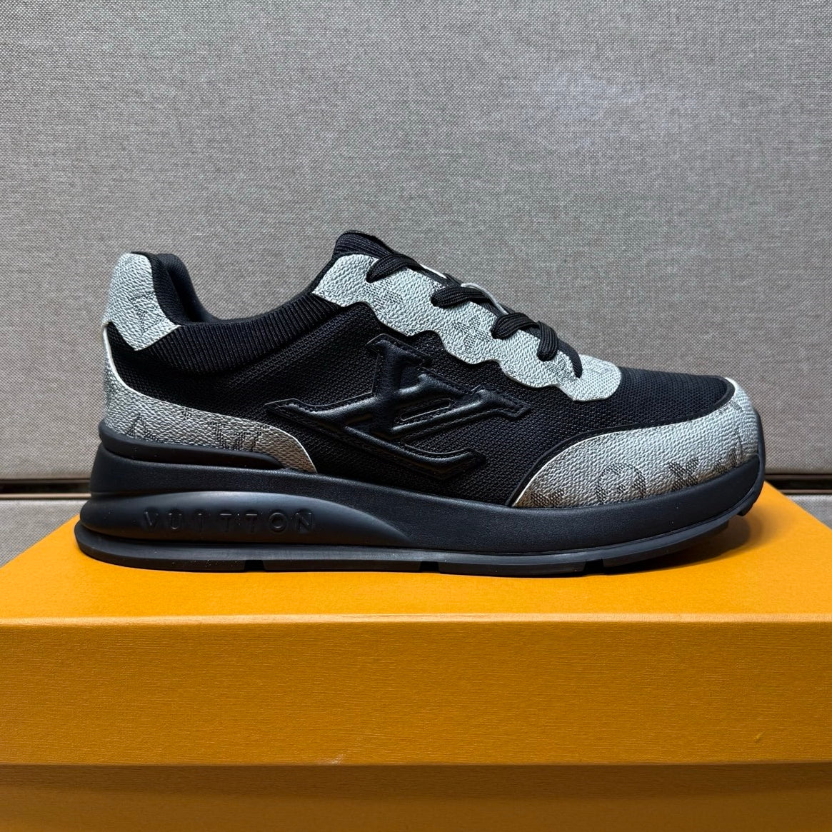 Men's casual sneakers