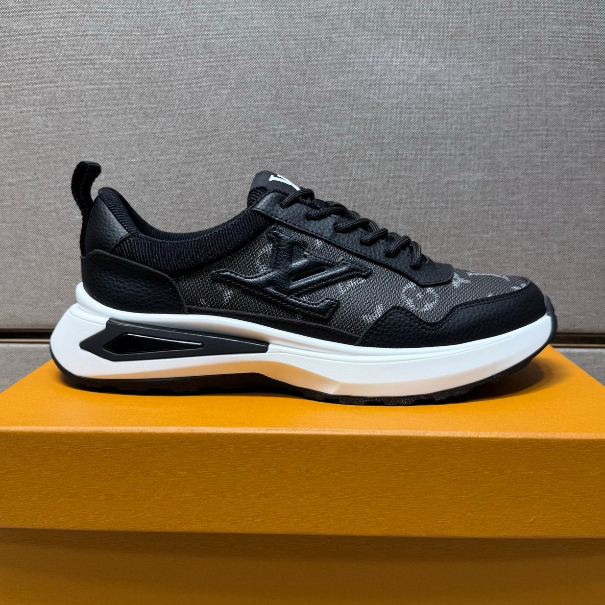 Men's casual sneakers
