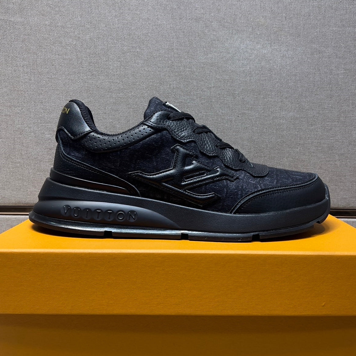 Men's casual sneakers