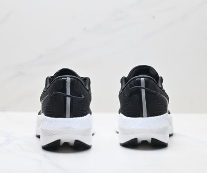 Saucony Triumph 21 Black Ultralight Running Sneaker