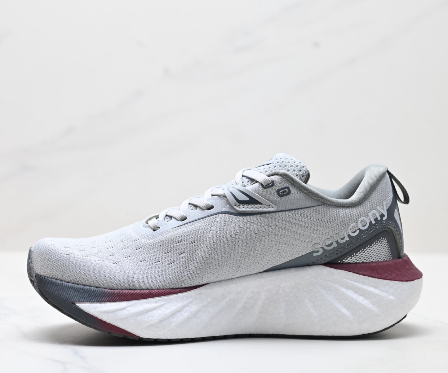 Saucony Triumph 22 Gray-White Ultralight Running Sneaker