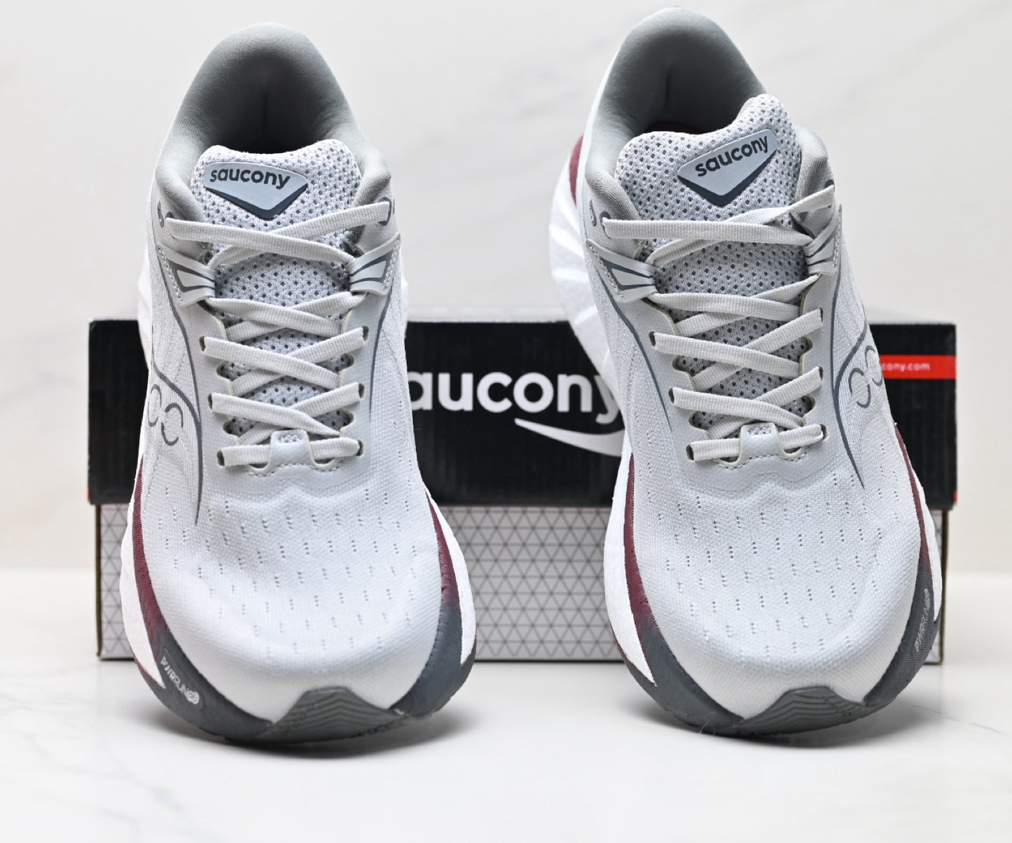Saucony Triumph 22 Gray-White Ultralight Running Sneaker