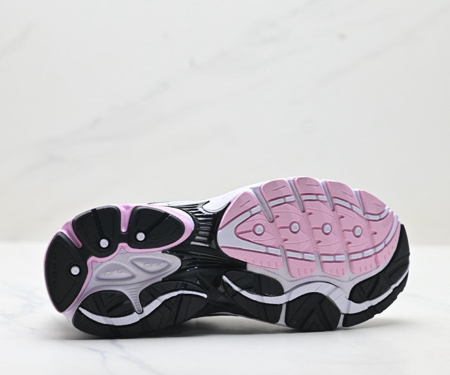 Saucony Pro Grid Omni 9 Women Running Sneaker