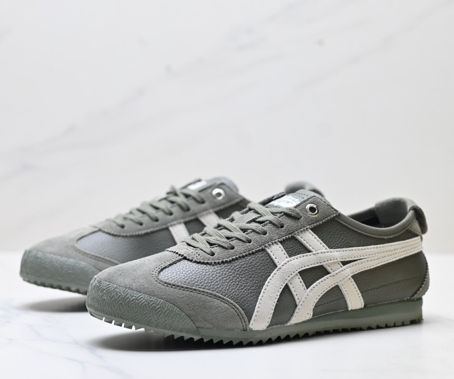 Onitsuka Tiger Mexico 66 Deluxe Sneaker