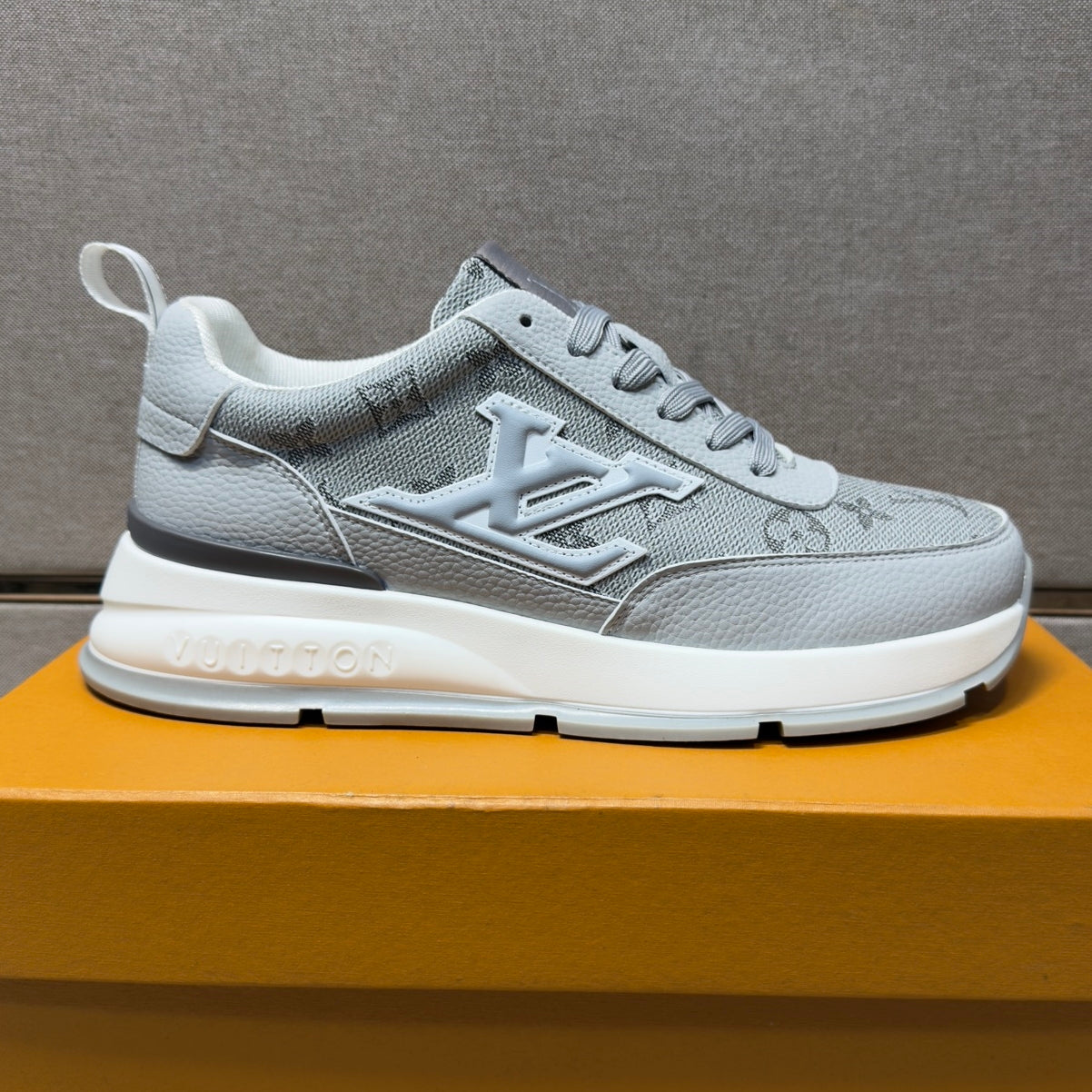 Men's casual sneakers