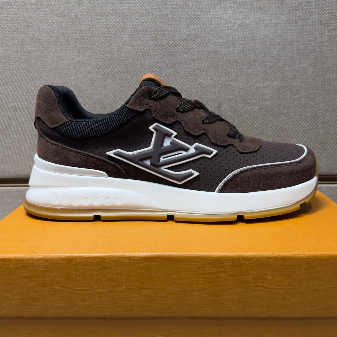 Men's casual sneakers