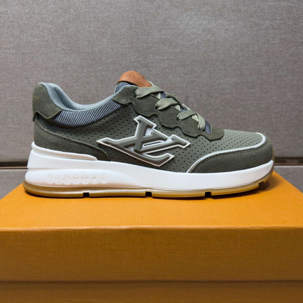 Men's casual sneakers