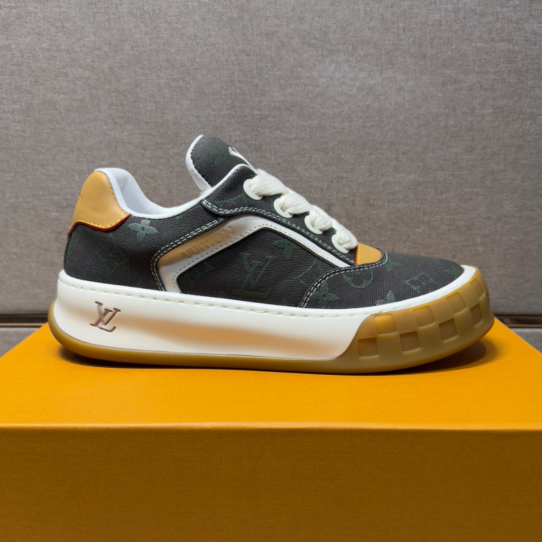 Men's casual sneakers