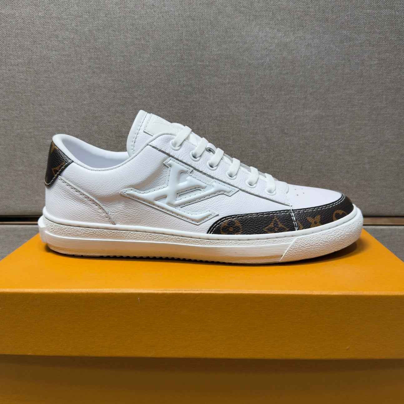 Men's casual sneakers