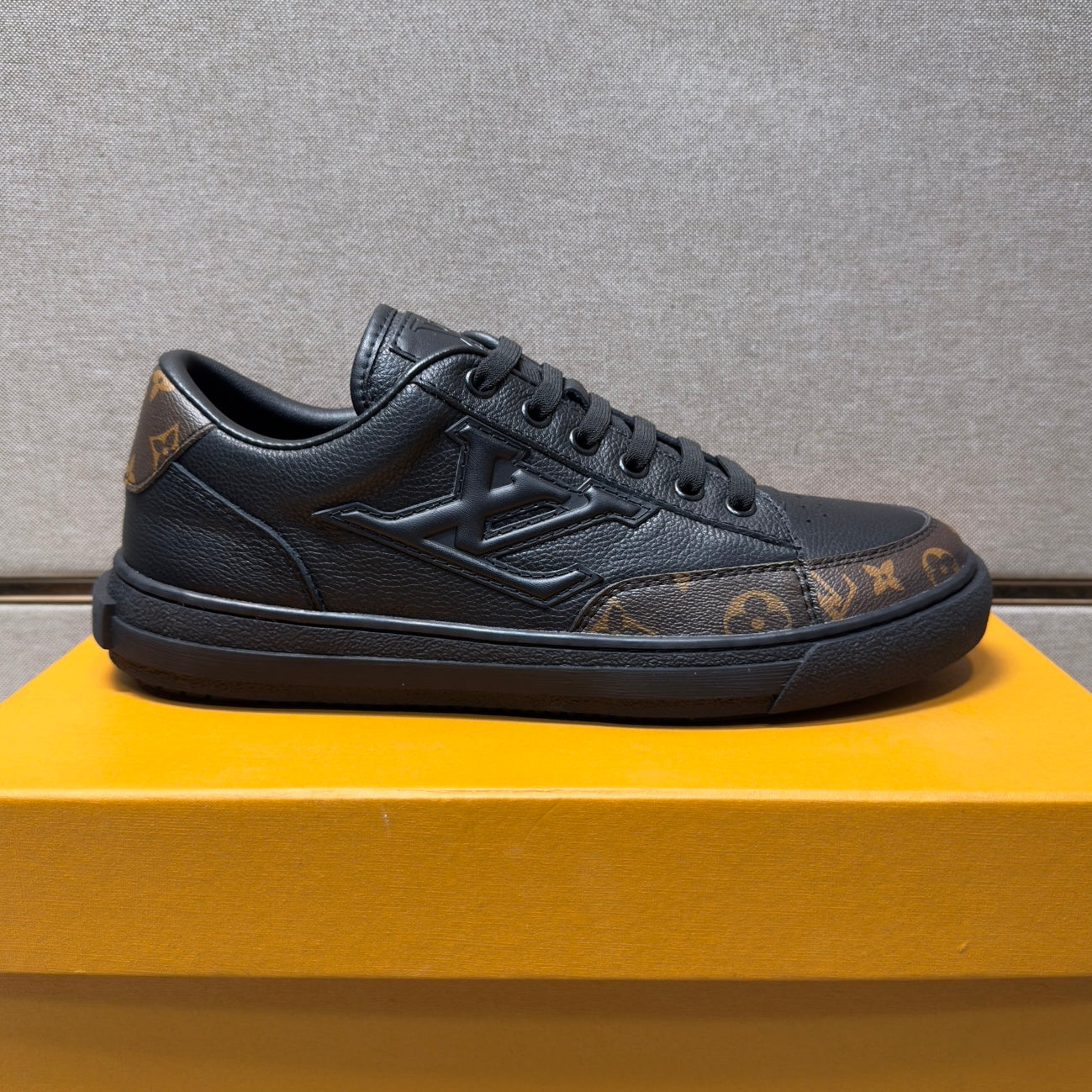 Men's casual sneakers