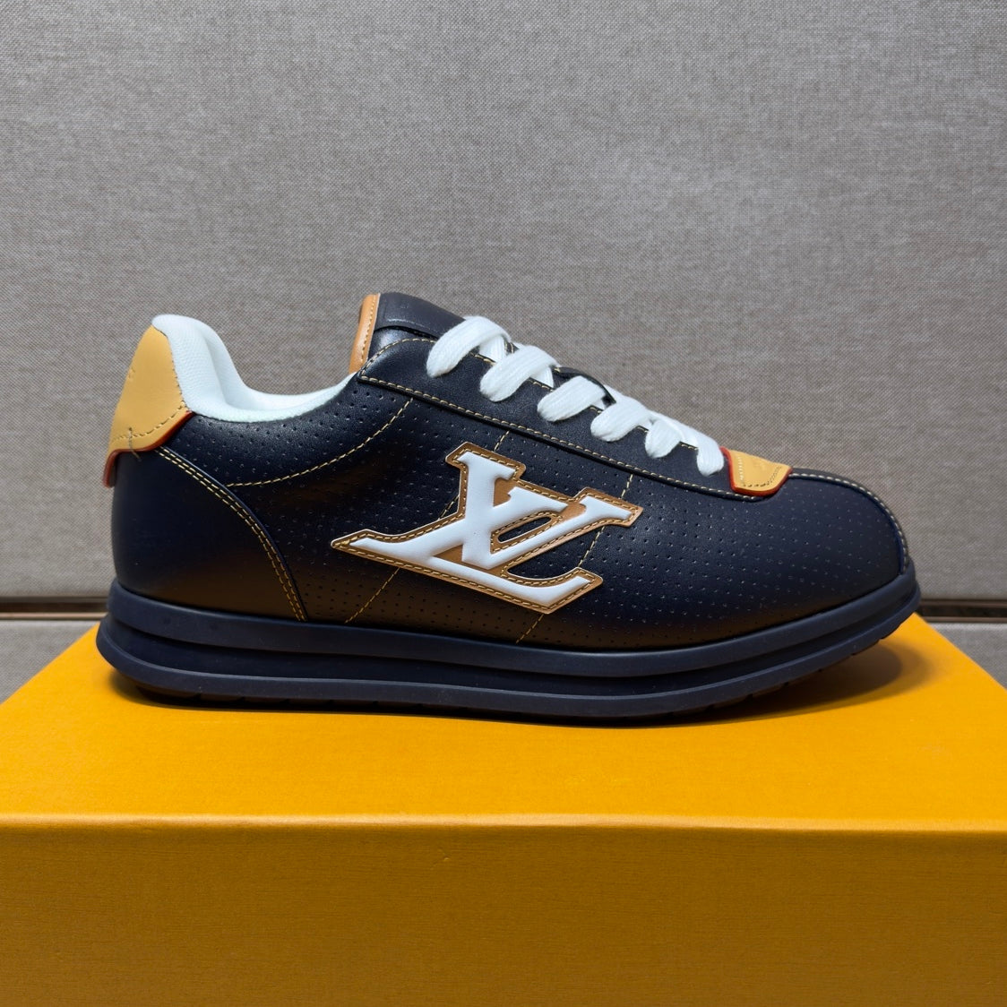 Men's casual sneakers
