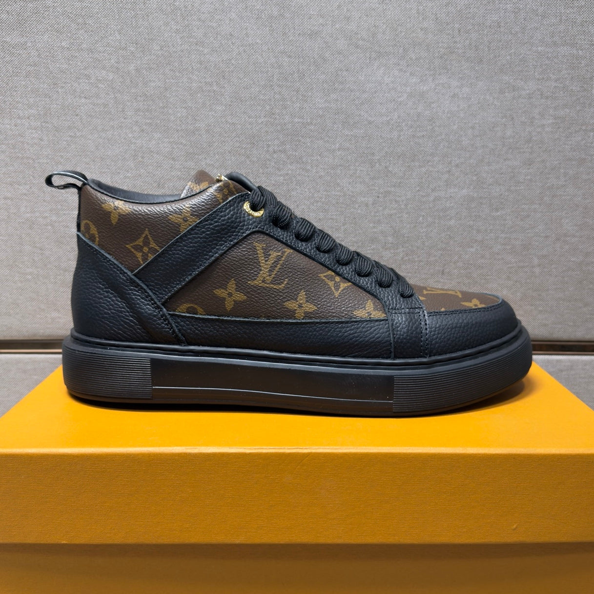 Men's casual sneakers