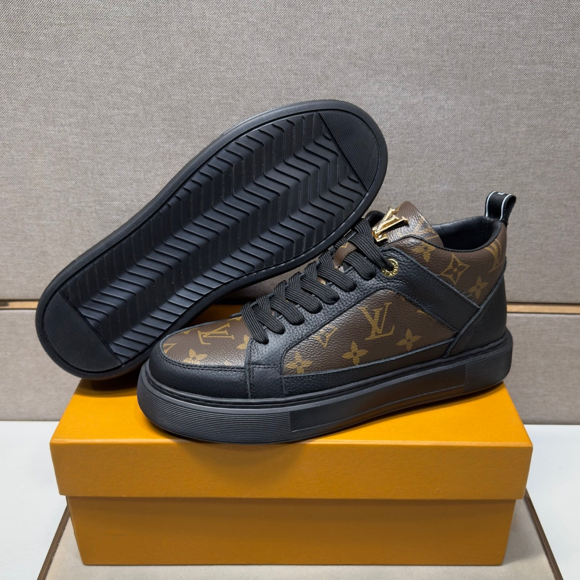 Men's casual sneakers