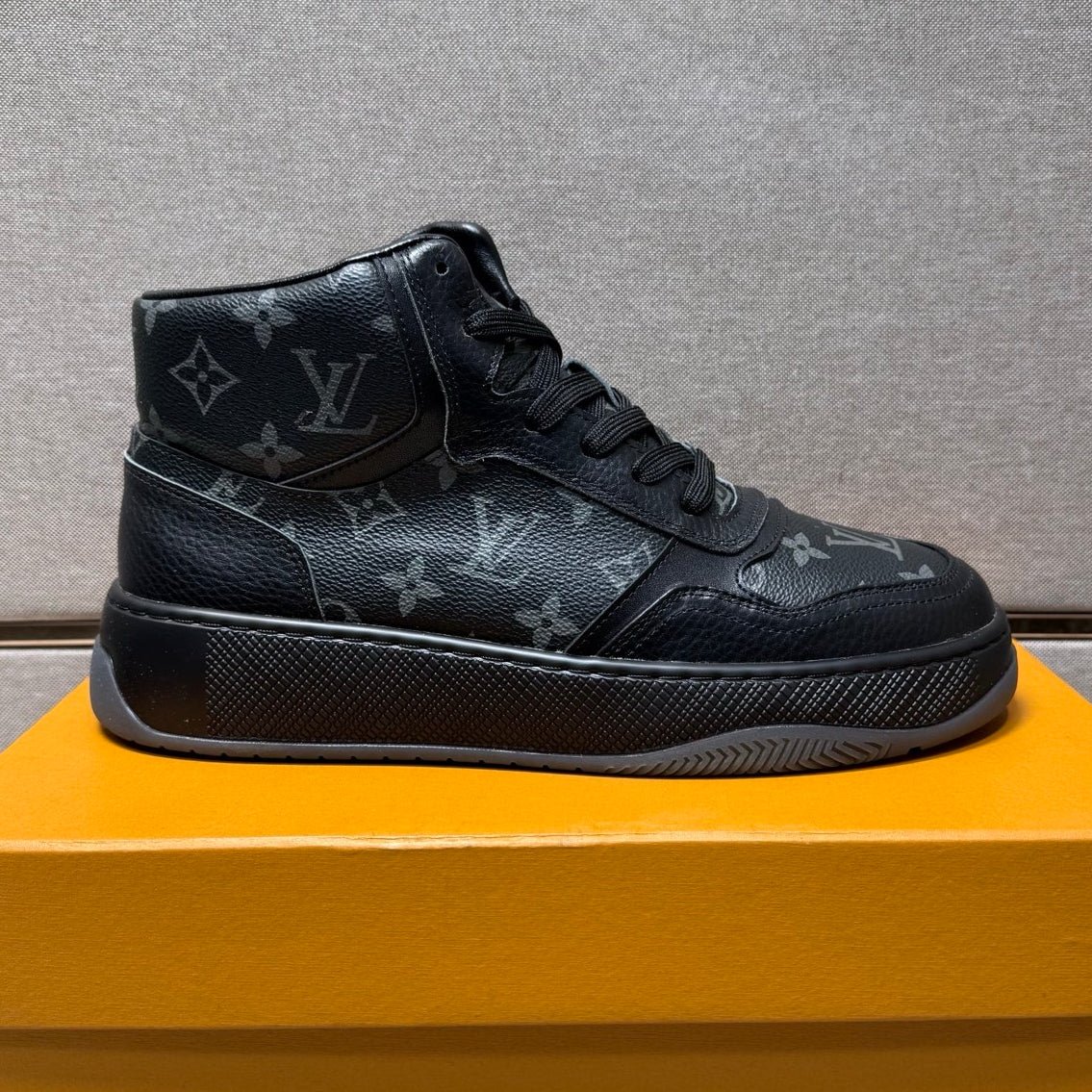 Men's casual sneakers