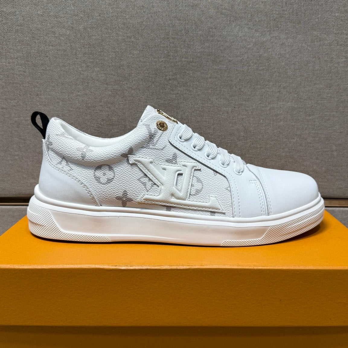 Men's casual sneakers