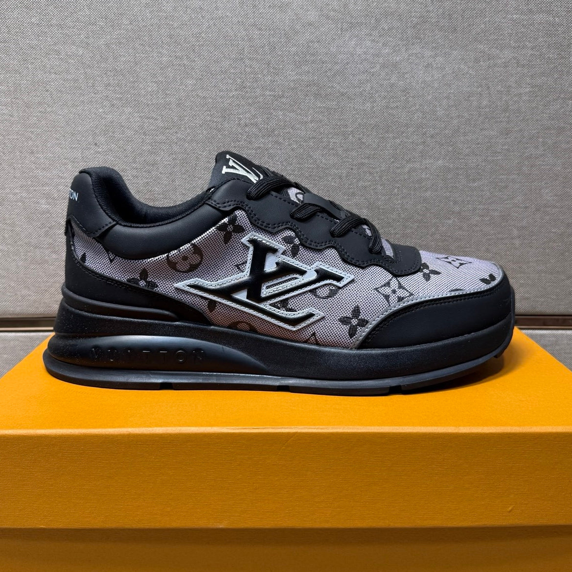 Men's casual sneakers