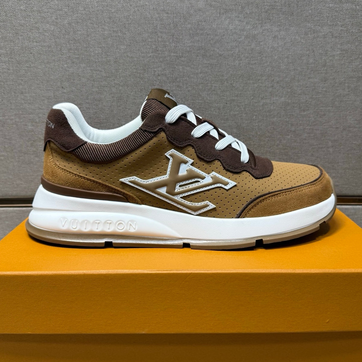 Men's casual sneakers