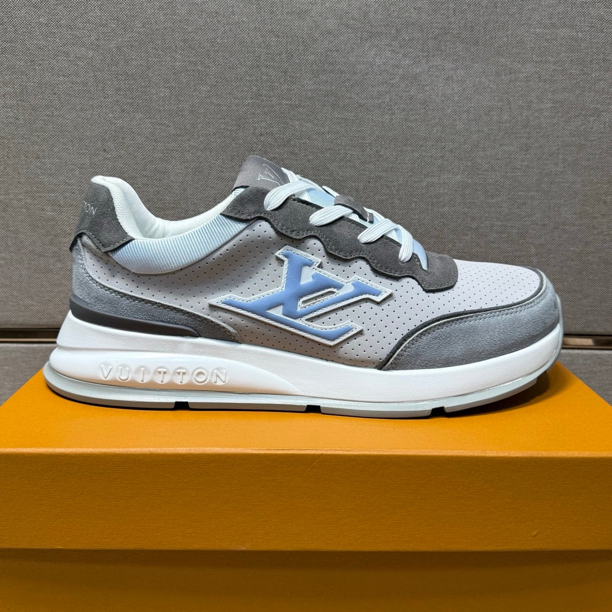 Men's casual sneakers