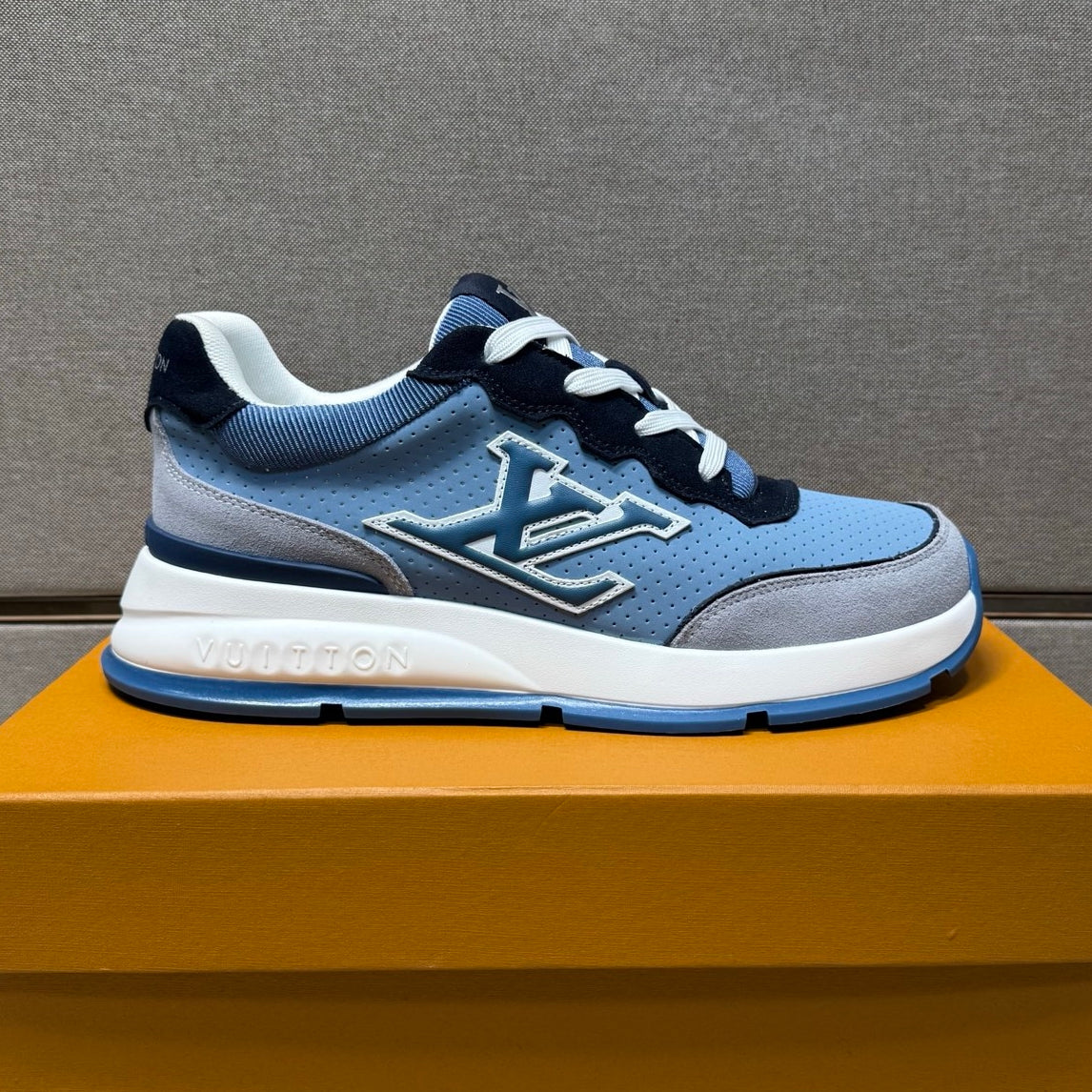 Men's casual sneakers