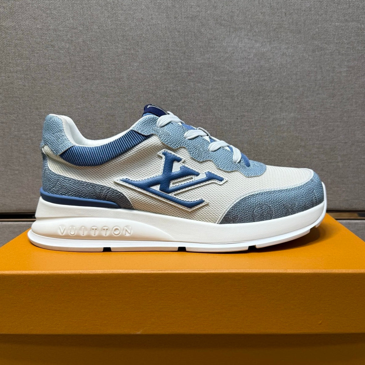 Men's casual sneakers