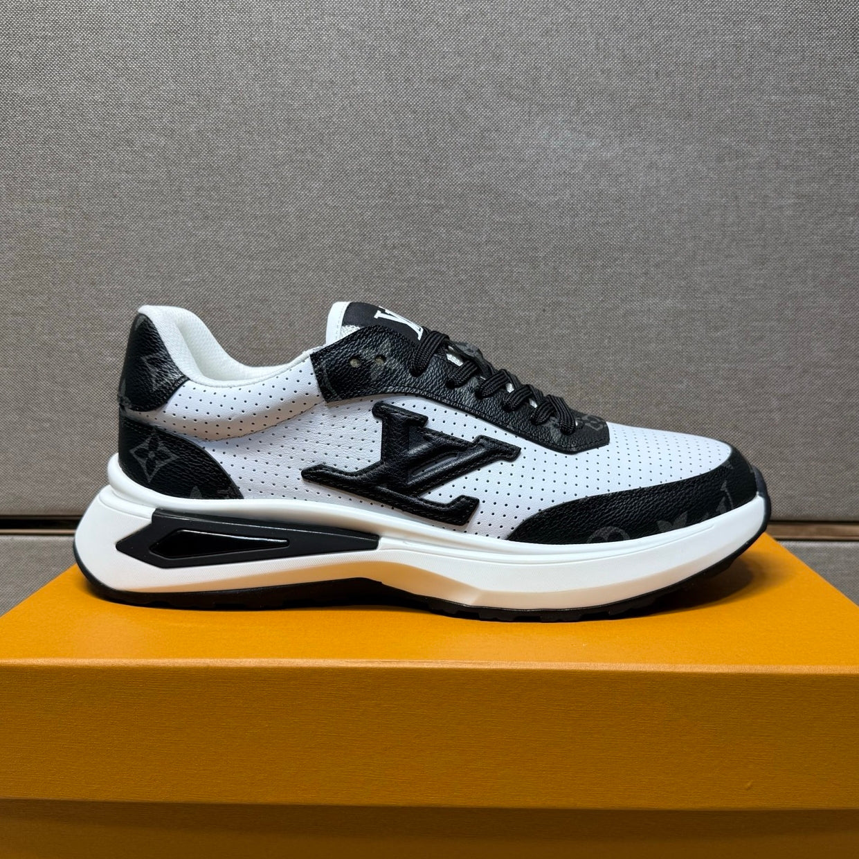 Men's casual sneakers