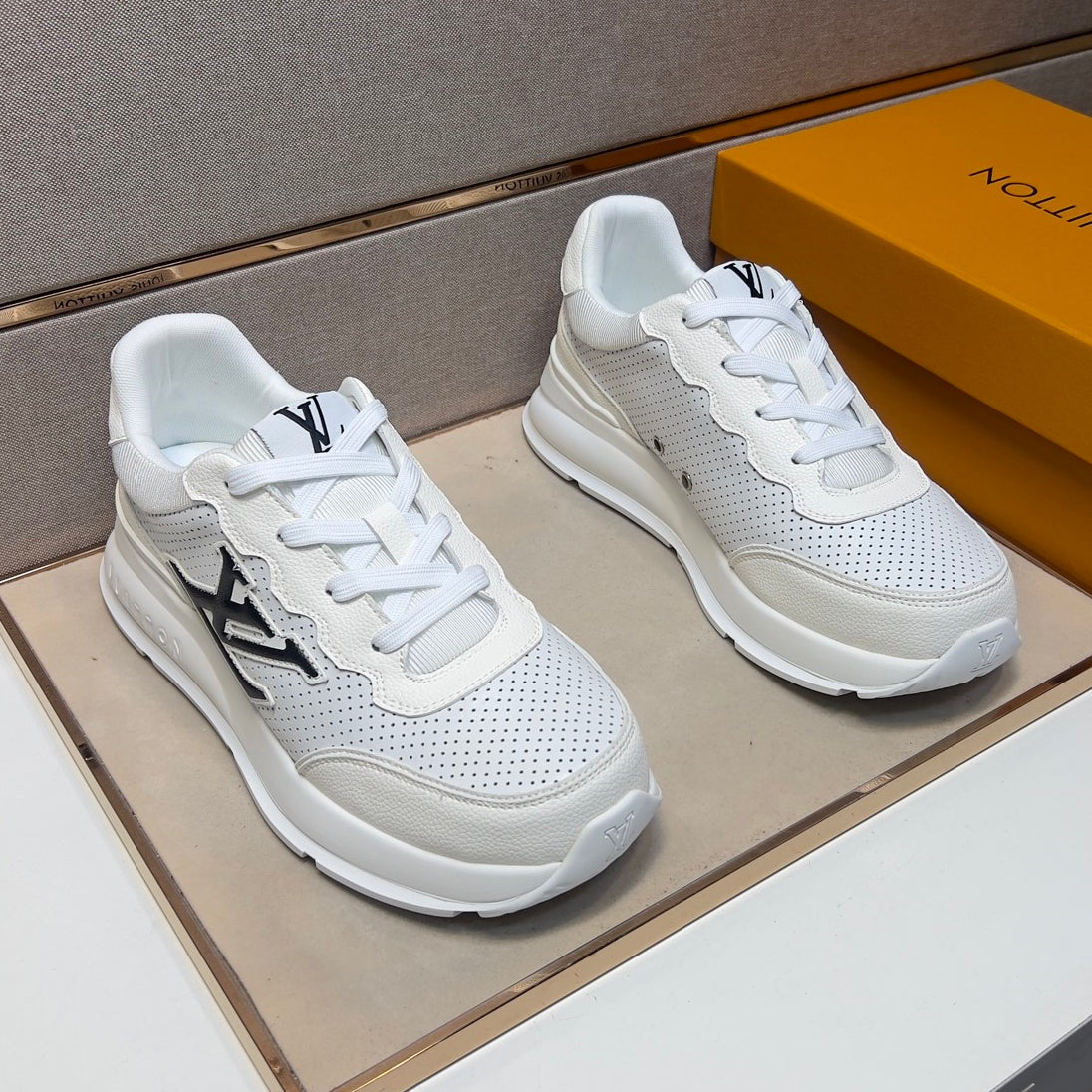 Men's casual sneakers