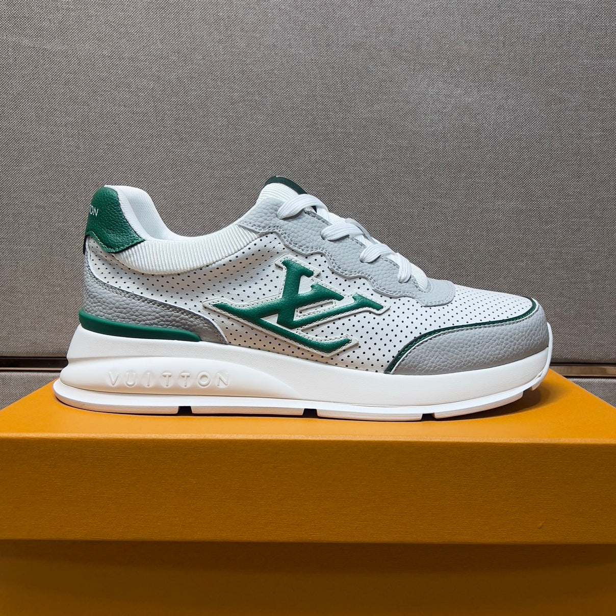 Men's casual sneakers