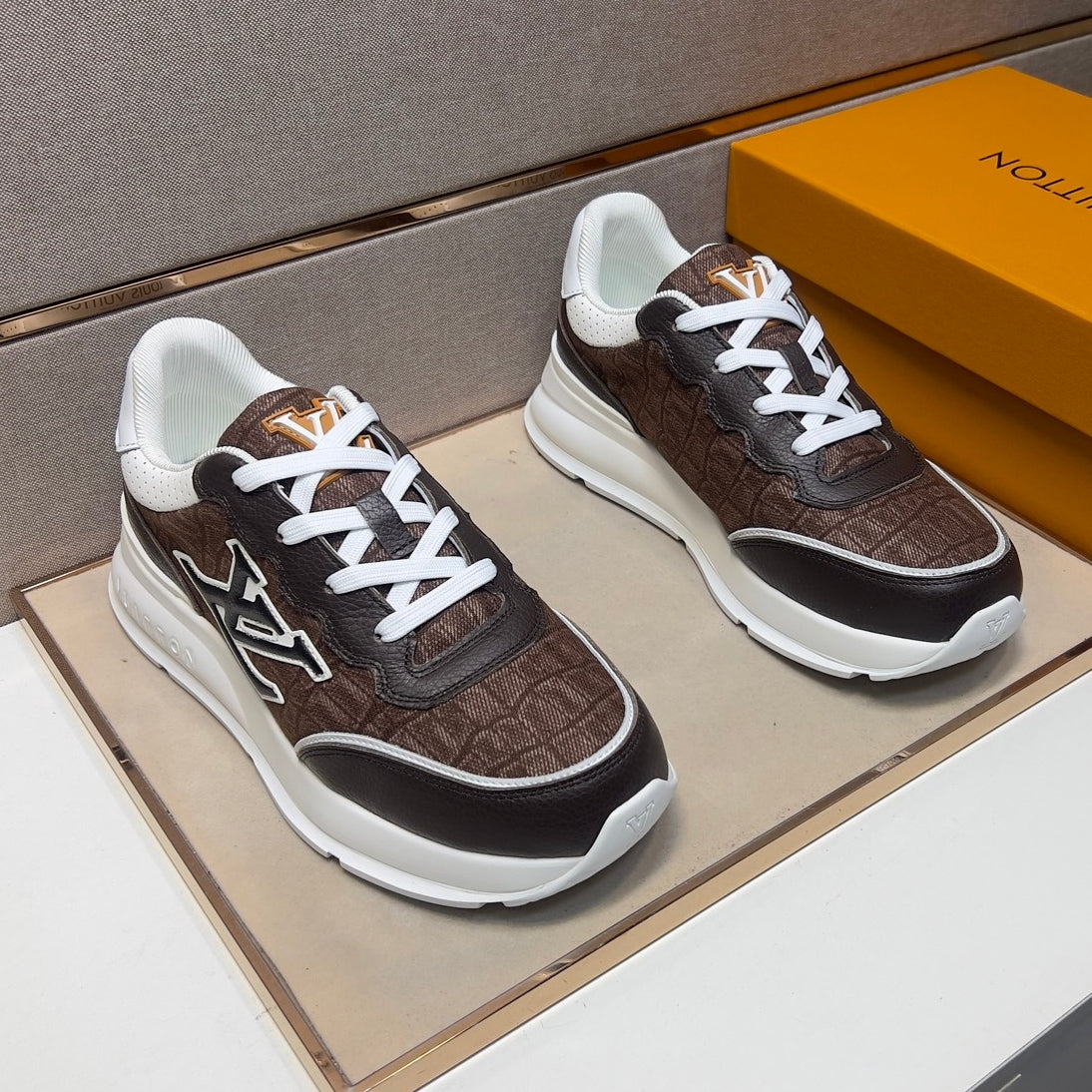 Men's casual sneakers