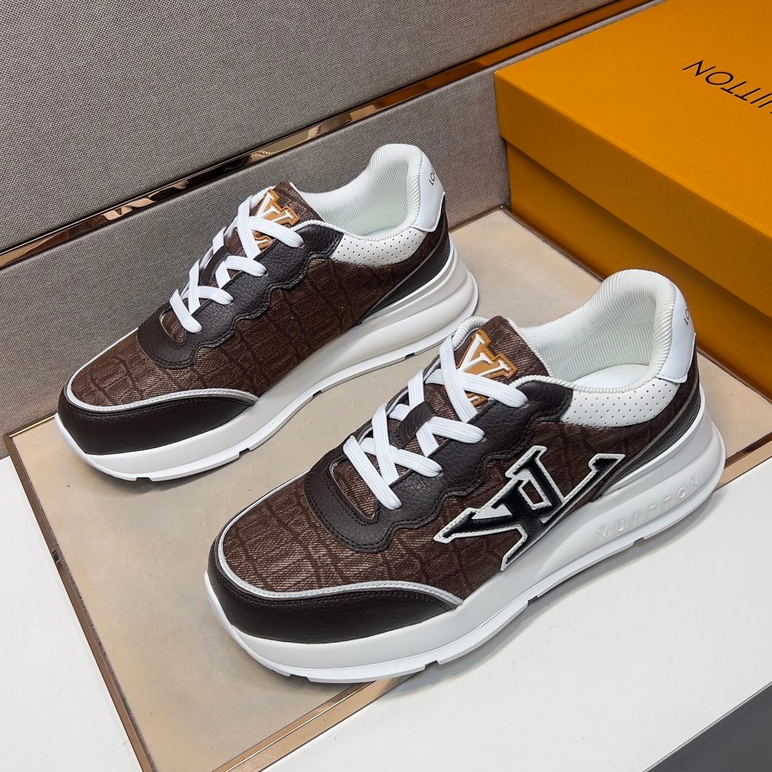Men's casual sneakers