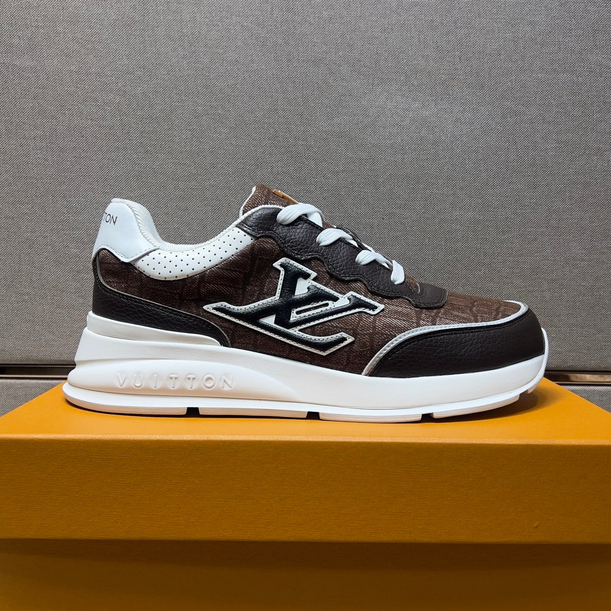 Men's casual sneakers